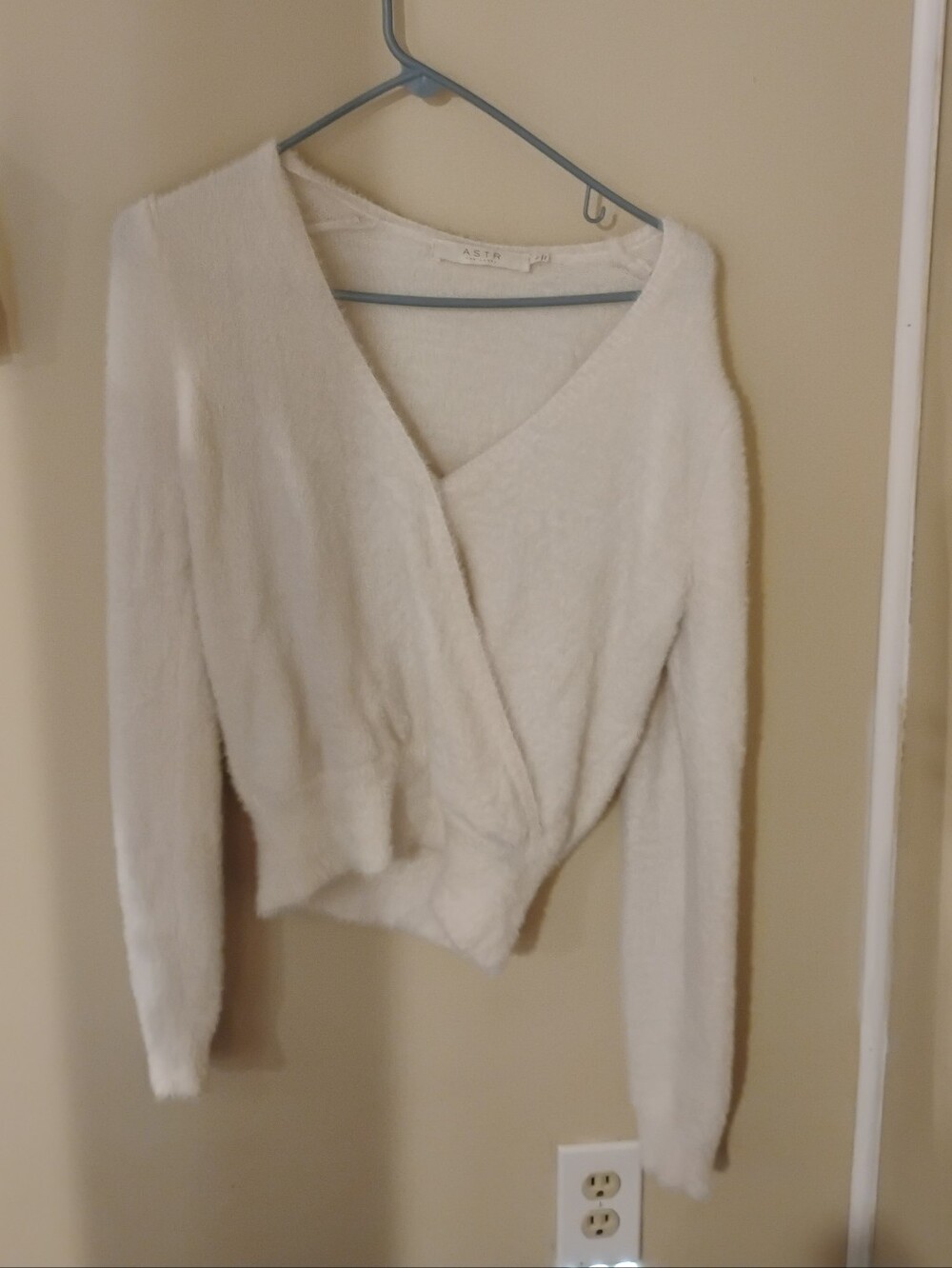ASTR Sheresa Womens Faux Wrap V Neck Fuzzy Sweater Top Long Sleeve Sz XS